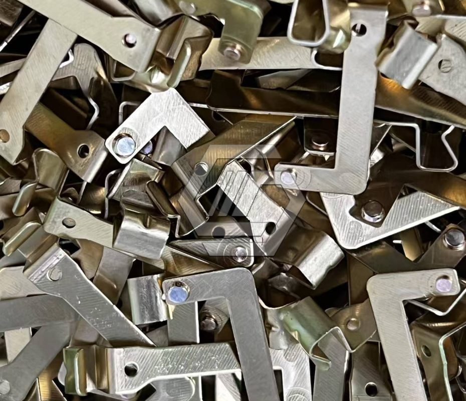 Bimetal rivets in electrical contacts application